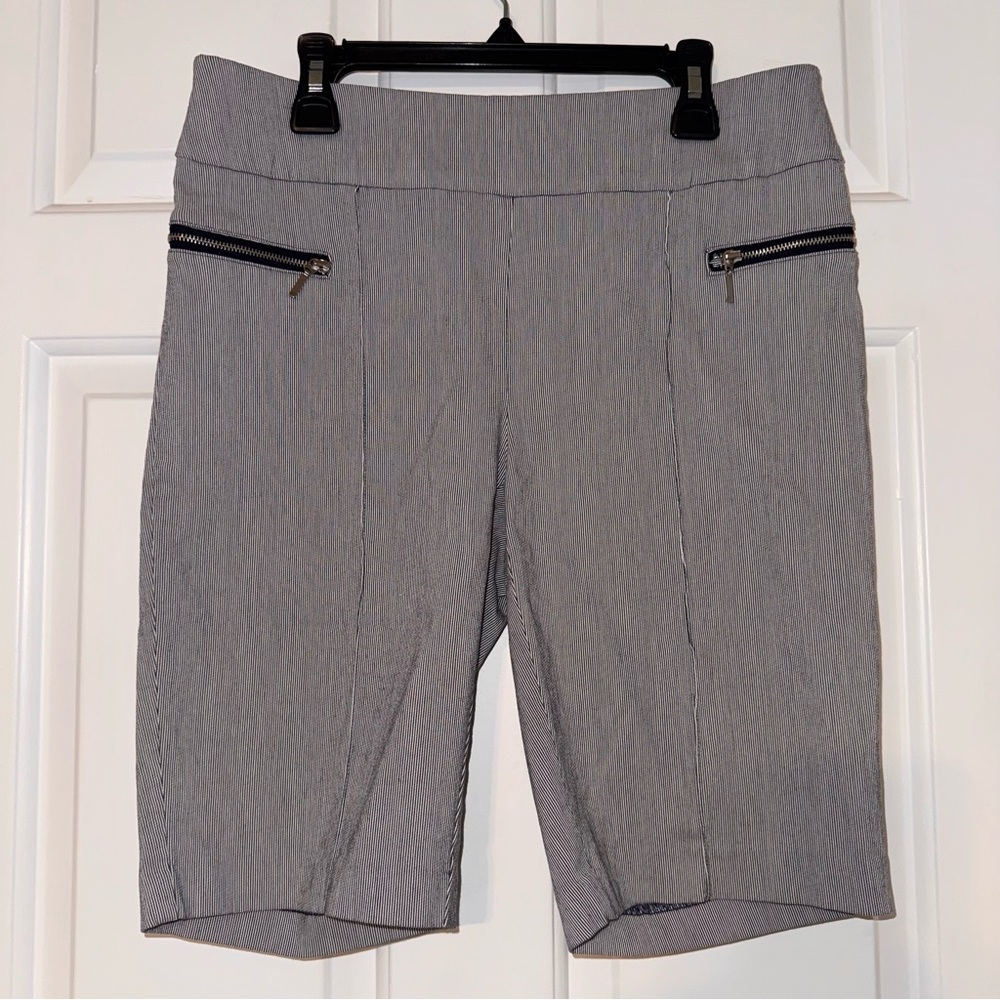 Chico’s Gray pinstripe Pull-On perfect stretch Bermuda Shorts Zip Pockets 2/XS